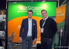 Teus de Jong en Gerben van Veldhuizen van FruitSecurity gaven samen met een folieleverancier op de beurs info over de verschillen in overkappingsfolie. Er zijn namelijk meer dan 5000 verschillende soorten!